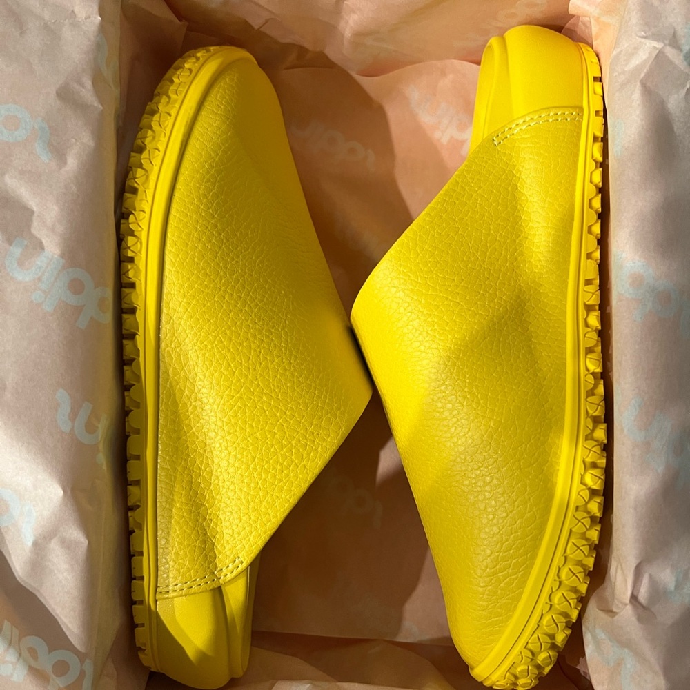 BNWT Snibbs Unisex Clogs